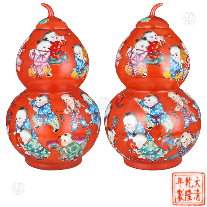 大清乾隆年制款珊瑚红釉珐琅彩婴戏图葫芦瓶一对