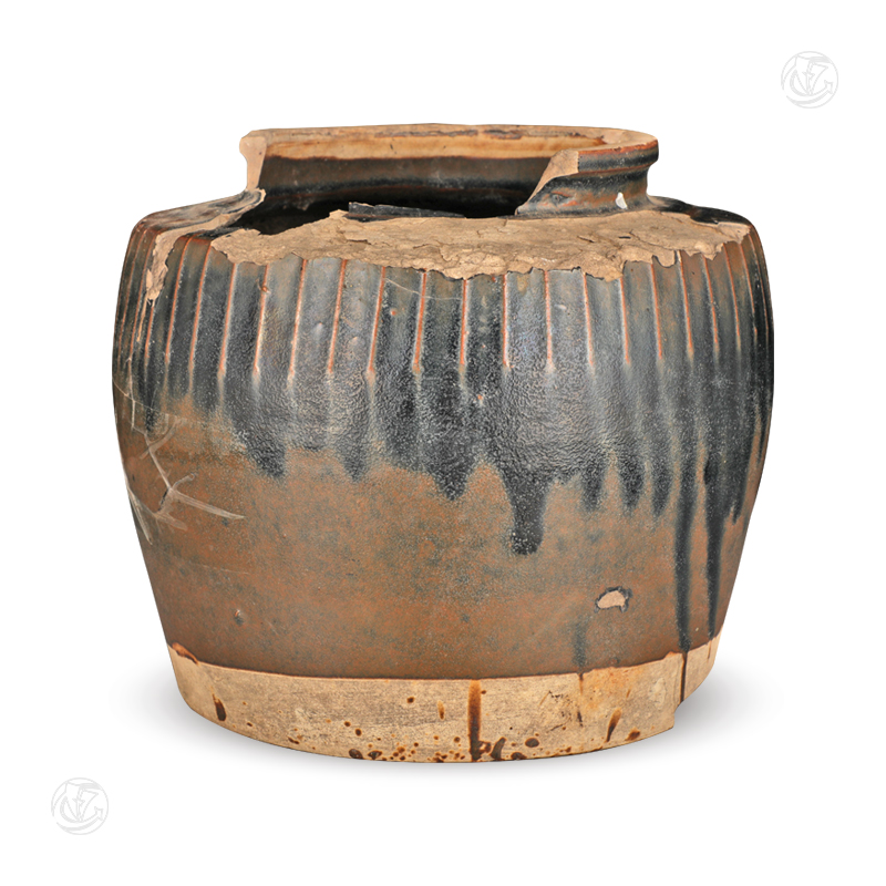 汉 褐釉竖棱纹陶罐