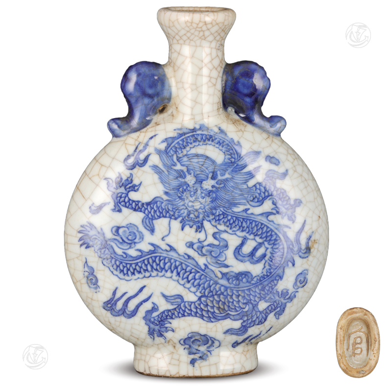 官字款哥釉青花龙纹抱月瓶