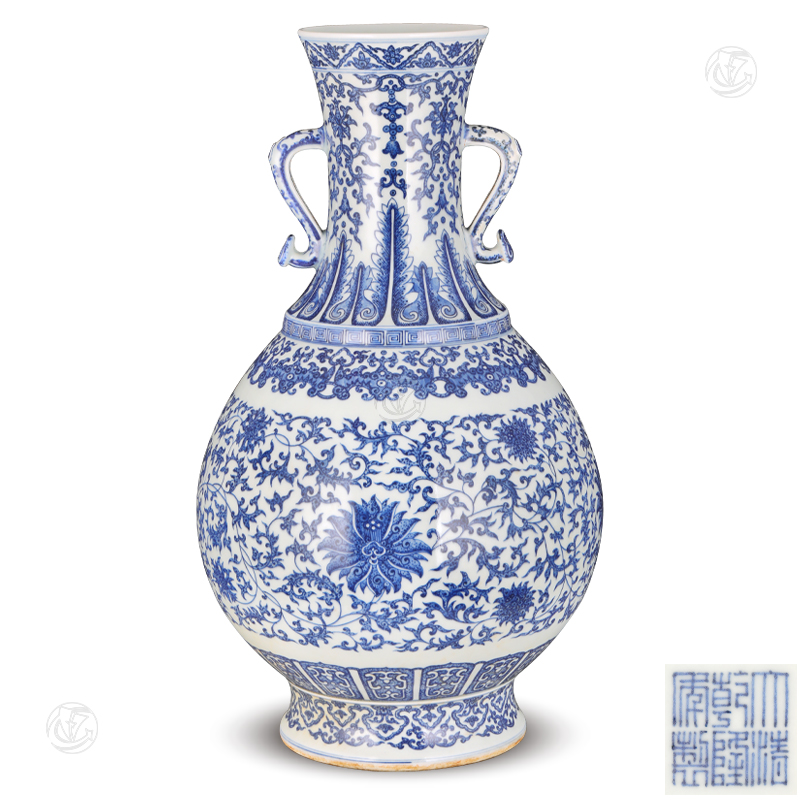 大清乾隆年制款青花缠枝莲纹如意耳瓶