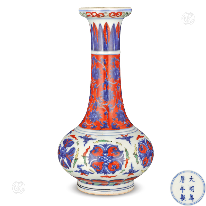 大明万历年制款青花五彩盘口长颈瓶