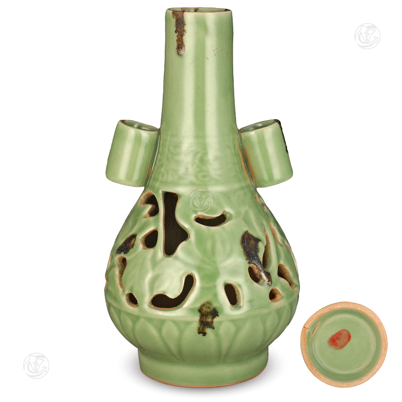 龙泉窑镂空双耳瓶