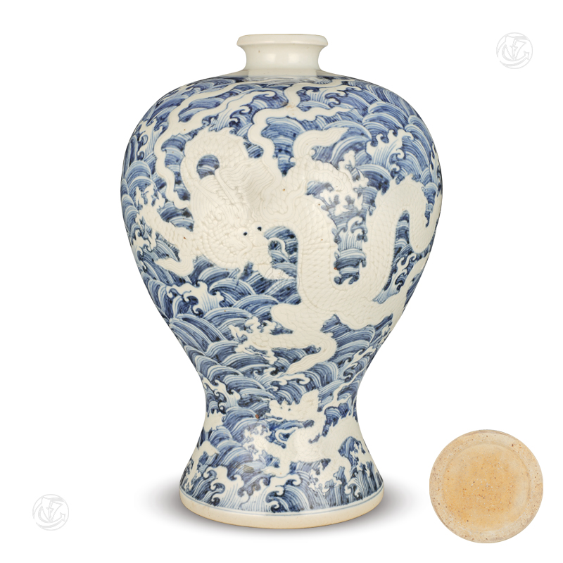 永宣青花海水留白暗刻苍龙教子梅瓶