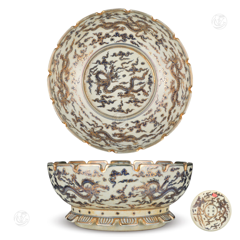 青花九龙描金出戟花口盘（大明成化年制款）