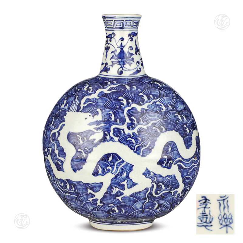 青花海水龙纹留白抱月瓶（永乐年制款）